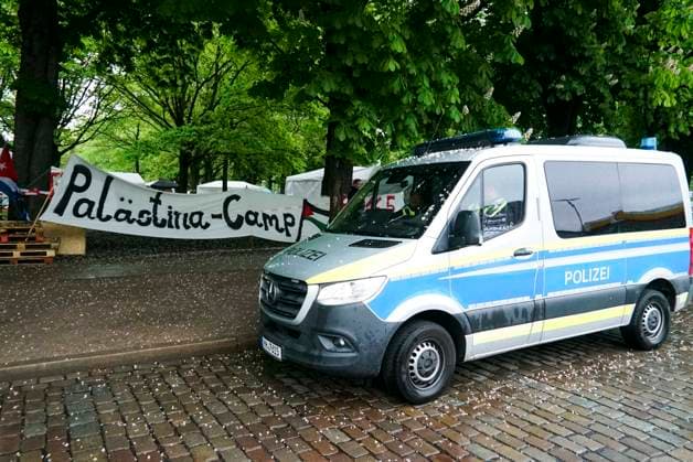 CNTV PROTESECAMP Tents banners Police surveillance at the Palestine protest camp on the Moorweide11 05 2026 Hamburg on the Moorweide The camp is constantly guarded by the police The Stop Nakba Now campaign launched at the Bridges of Resistance Camp in Hamburg with over 300 participants, international networking and debates about Gaza, media and resista