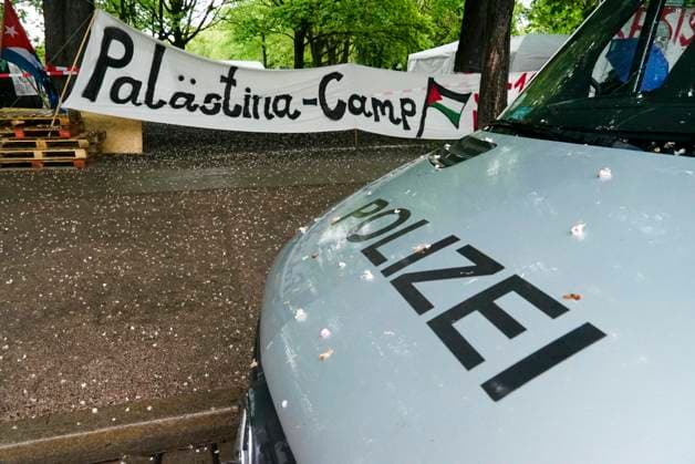 CNTV PROTESECAMP Tents banners Police surveillance at the Palestine protest camp on the Moorweide11 05 2026 Hamburg on the Moorweide The camp is constantly guarded by the police The Stop Nakba Now campaign launched at the Bridges of Resistance Camp in Hamburg with over 300 participants, international networking and debates about Gaza, media and resista