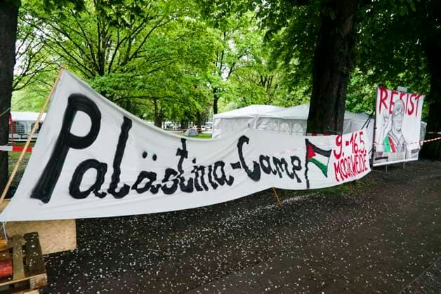 CNTV PROTESECAMP Tents banners Police surveillance at the Palestine protest camp on the Moorweide11 05 2026 Hamburg on the Moorweide The camp is constantly guarded by the police The Stop Nakba Now campaign launched at the Bridges of Resistance Camp in Hamburg with over 300 participants, international networking and debates about Gaza, media and resista
