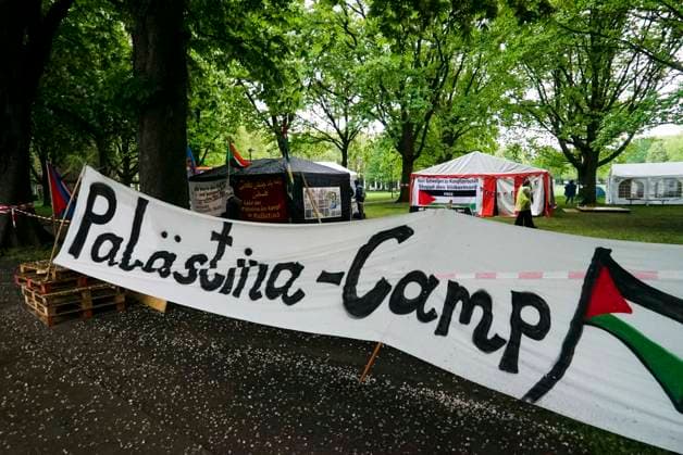 CNTV PROTESECAMP Tents banners Police surveillance at the Palestine protest camp on the Moorweide11 05 2026 Hamburg on the Moorweide The camp is constantly guarded by the police The Stop Nakba Now campaign launched at the Bridges of Resistance Camp in Hamburg with over 300 participants, international networking and debates about Gaza, media and resista
