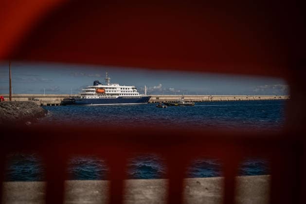 Passengers disembark from MV Hondius at Granadilla Port in Spain TENERIFE, SPAIN - MAY 11: MV Hondius docks at the pier after adverse weather conditions prevented the safe disembarkation of passengers while anchored at Granadilla Port in Tenerife, Canary Islands, Spain on May 11, 2026. Andres Gutierrez Anadolu Tenerife Spain. Editorial use only. Please get in touch for any other usage.  Copyright: x2026xAnadoluxAndresxGutierrezx