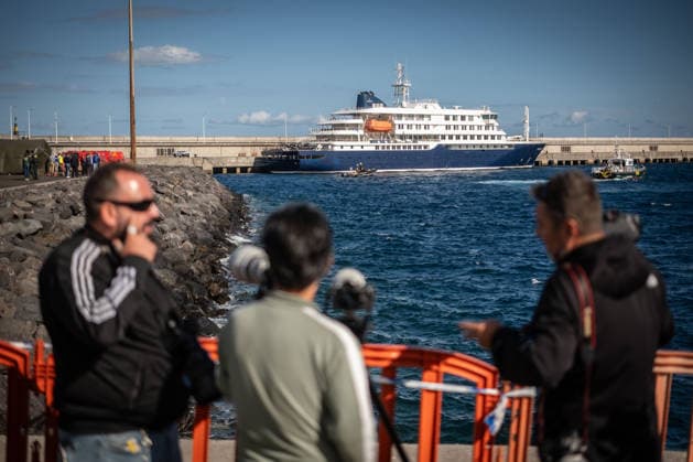 Passengers disembark from MV Hondius at Granadilla Port in Spain TENERIFE, SPAIN - MAY 11: MV Hondius docks at the pier after adverse weather conditions prevented the safe disembarkation of passengers while anchored at Granadilla Port in Tenerife, Canary Islands, Spain on May 11, 2026. Andres Gutierrez Anadolu Tenerife Spain. Editorial use only. Please get in touch for any other usage.  Copyright: x2026xAnadoluxAndresxGutierrezx