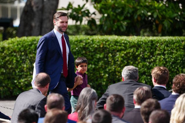 DC: President Trump hosts 2026 National Football Champions Indiana University Vice President JD Vance and his son Vivek Vance arrive for an event hosting the 2026 National Football Champions Indiana University on the South Lawn of The White House in Washington D.C., on Monday, May 11, 2026. (Photo by Aaron Schwartz Pool ABACAPRESS.COM) Washington District of Columbia United States  Copyright: xPool ABACAx