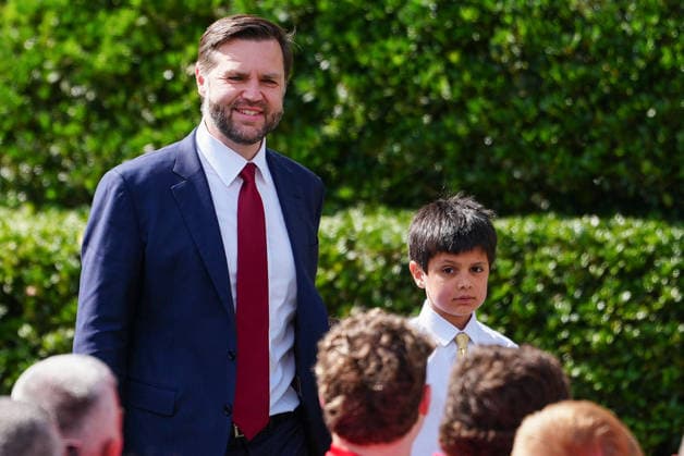 DC: President Trump hosts 2026 National Football Champions Indiana University Vice President JD Vance and his son Ewan Vance arrive for an event hosting the 2026 National Football Champions Indiana University on the South Lawn of The White House in Washington D.C., on Monday, May 11, 2026. (Photo by Aaron Schwartz Pool ABACAPRESS.COM) Washington District of Columbia United States  Copyright: xPool ABACAx