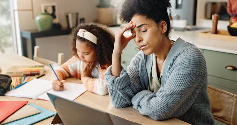 Mother, laptop and frustrated for education, learning and headache for future or knowledge. Girl, student and kitchen for stress, anxiety or support for home school or development with assessment. (License=RF) ,model released, Symbolfoto  Copyright: xZoonar.com YurixArcursxpeopleimages.comx 21794430 ,model released, Symbolfoto ,property released