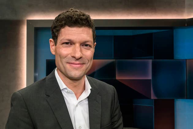 in the picture from l Ronen Steinke Journalist Süddeutsche Zeitung and author, GER, Berlin, hart aber fair Polittalk, TV, format, with presenter Louis Klamroth, Das Erste, Das Thema Mehr als Musik How political is the ESC 11 05 2026, Copyright: HMBxMedia UwexKoch