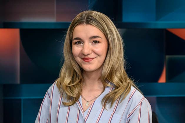 in the picture v l Caro Worbs host the podcast too many tabs and report for ARD from Vienna about the ESC, , GER, Berlin, hart aber fair Polittalk, TV, format, with presenter Louis Klamroth, Das Erste, Das Thema Mehr als Musik Wie politisch ist der ESC 11 05 2026, Copyright: HMBxMedia UwexKoch