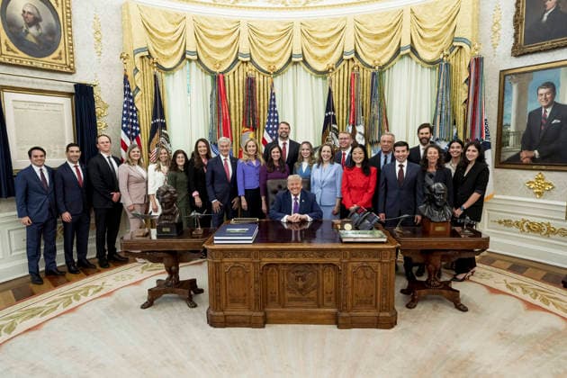 May 11, 2026, Washington, Dc, United States of America: U.S. President Donald Trump, poses with participants during a maternal healthcare event at the Oval Office of the White House, May 11, 2026 in Washington, D.C. During the event Trump dismissed IranÃ¢â‚¬â ¢s latest peace proposal calling it garbage. Washington United States of America - ZUMAp138 20260511_zaa_p138_016 Copyright: xAbexMcnatt WhitexHousex