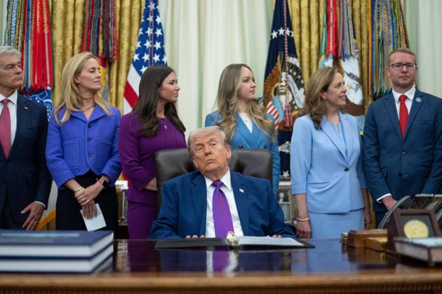 May 11, 2026, Washington, District Of Columbia, USA: United States President Donald J Trump during an event in the Oval Office of the White House in Washington, DC, USA, on Monday, May 11, 2026. President Trump is meeting with healthcare workers as his administration launches Moms.gov to highlight resources for unexpected pregnancies Washington USA - ZUMAs152 20260511_faa_s152_062 Copyright: xAaronxSchwartzx-xPoolxviaxCNPx