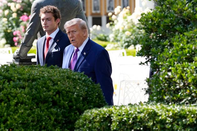 May 11, 2026, Washington, District Of Columbia, USA: United States President Donald J Trump arrives to welcome the 2026 College National Football Champion Indiana University to the White House during a ceremony on the South Lawn of the White House in Washington, DC, USA, on May 11, 2026 Washington USA  - ZUMAs152 20260511_faa_s152_075 Copyright: xYurixGripasx-xPoolxviaxCNPx