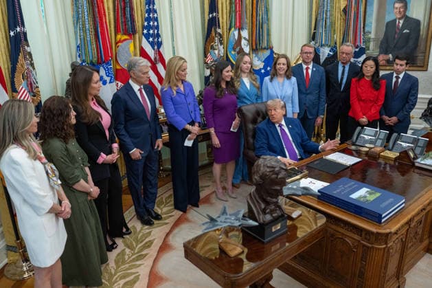 May 11, 2026, Washington, District Of Columbia, USA: United States President Donald Trump gives remarks during an event in the Oval Office of the White House in Washington, DC, USA, on Monday May 11, 2026. President Trump is meeting with healthcare workers as his administration launches Moms.gov to highlight resources for unexpected pregnancies Washington USA - ZUMAs152 20260511_faa_s152_082 Copyright: xAaronxSchwartzx-xPoolxviaxCNPx