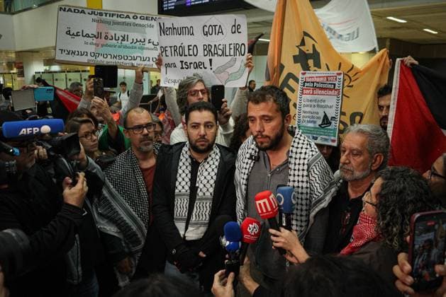 RECORD DATE NOT STATED Thiago Avila lands at Guarulhos International Airport. Sao Paulo (GRU), 11 05 2026 Thiago Avila, airport, Israel, Palestine, SP After days imprisoned in Israel, Brazilian activist Thiago Avila is released and lands at Guarulhos International Airport on the afternoon of this Monday (11).(Foto: Arthur Lamonier Thenews2 imago images) Thiago Avila lands at Guarulhos International Airport.  Copyright: xArthurxLamonierx