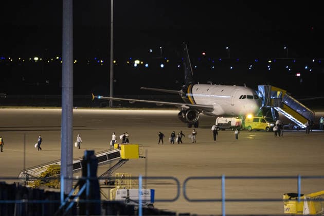 Planes carrying passengers and crew from Hantavirus-hit cruise ship land at Eindhoven Airport EINDHOVEN, NETHERLANDS - MAY 11: Personnel wearing hazmat suits are seen near one of the two planes carrying passengers and crew members from the Hantavirus-affected MV Hondius cruise ship after landing at Eindhoven Airport in Eindhoven, Netherlands on May 11, 2026. Nikos Oikonomou Anadolu Eindhoven Netherlands. Editorial use only. Please get in touch for any other usage.  Copyright: x2026xAnadoluxNikosxOikonomoux