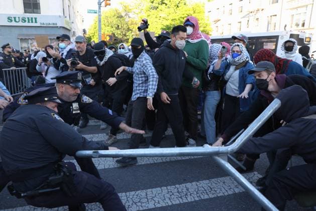 Rally against Israeli real state event in Brooklyn NEW YORK, UNITED STATES - MAY 11: NYPD officers clash with Pro-Palestinian protestors as they protest against an Israeli real state event at Young Israel Synagogue of Midwood, Brooklyn, U.S., May 11, 2026. Mostafa Bassim Anadolu New York United States. Editorial use only. Please get in touch for any other usage.  Copyright: x2026xAnadoluxMostafaxBassimx