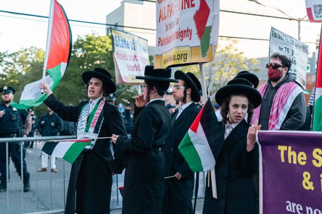New York, NY May 11: Pro-Palestinian demonstrators and pro-Zionist counter protesters clashed in the Midwood neighborhood of Brooklyn during a protest against an Israeli real estate event accused by organizers of promoting the sale of Palestinian land in the occupied West Bank on May 11, 2026. Credit: Xavier Diaz USA - ZUMAa123 20260512_zaa_a123_004 Copyright: xAdMediax