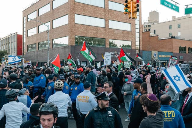 Brooklyn Synagogue Protest New York, NY May 11: Pro-Palestinian demonstrators and pro-Zionist counter protesters clashed in the Midwood neighborhood of Brooklyn during a protest against an Israeli real estate event accused by organizers of promoting the sale of Palestinian land in the occupied West Bank on May 11, 2026. Credit: Xavier Diaz AdMedia EDITORIAL USE ONLY  Copyright: xx AdMediax admphotostwo988414