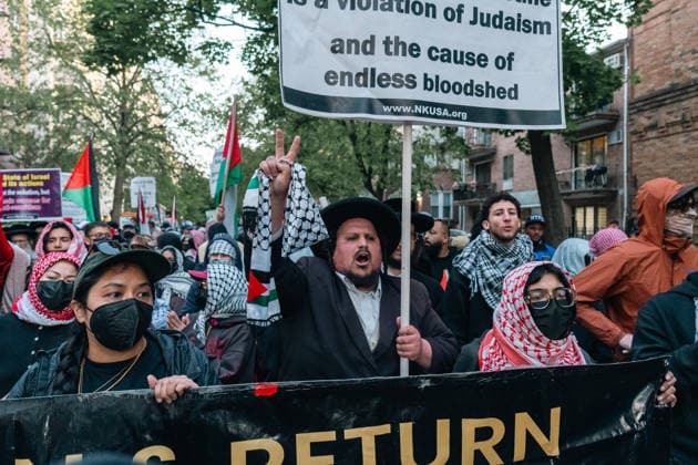 Brooklyn Synagogue Protest New York, NY May 11: Pro-Palestinian demonstrators and pro-Zionist counter protesters clashed in the Midwood neighborhood of Brooklyn during a protest against an Israeli real estate event accused by organizers of promoting the sale of Palestinian land in the occupied West Bank on May 11, 2026. Credit: Xavier Diaz AdMedia EDITORIAL USE ONLY  Copyright: xx AdMediax admphotostwo988420