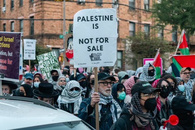 Brooklyn Synagogue Protest New York, NY May 11: Pro-Palestinian demonstrators and pro-Zionist counter protesters clashed in the Midwood neighborhood of Brooklyn during a protest against an Israeli real estate event accused by organizers of promoting the sale of Palestinian land in the occupied West Bank on May 11, 2026. Credit: Xavier Diaz AdMedia EDITORIAL USE ONLY  Copyright: xx AdMediax admphotostwo988398