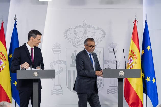 Sánchez receives the Director General of the WHO The President of the Government, Pedro Sánchez i , receives the Director General of the World Health Organization WHO , Tedros Adhanom d , at the Moncloa Palace, on May 12, 2026, in Madrid Spain The meeting aims to jointly assess progress in the management of the hantavirus crisis that has affected passengers and crew of the cruise ship MV Hondius 12 MAY 2026 Carlos Lujá Madrid Madrid Madrid Spain  Copyright: xCarlosxLujanx 7516548