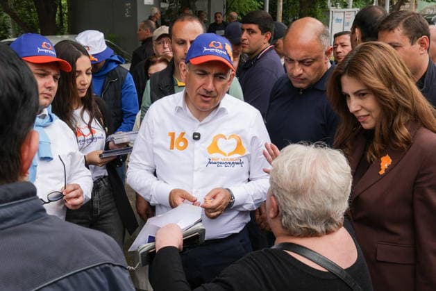 ARMENIA, YEREVAN - MAY 12, 2026: Armenia s incumbent prime minister Nikol Pashinyan (C) meets local residents during his election campaign for the 2026 Armenia parliamentary election. Alexander Patrin TASS  92358233