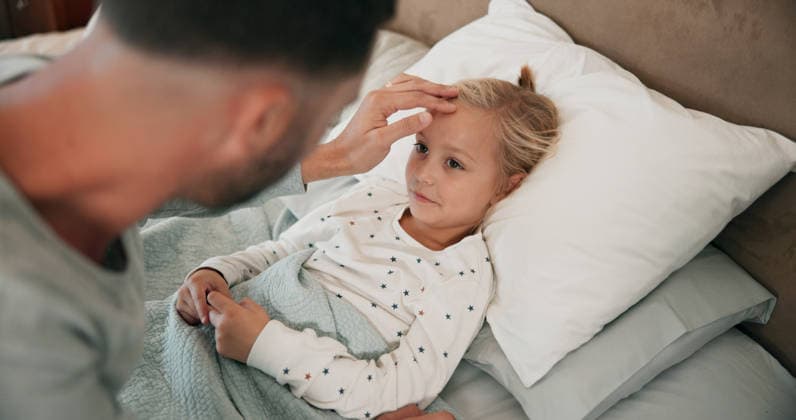 Home, dad and sick girl in bed, cold flu and comfort with support, care and disease. Family, father and daughter in bedroom, pain and parent monitoring illness, fever and compassion with symptoms. (License=RF) ,model released, Symbolfoto Copyright: xZoonar.com KasperxRavlox 21957020 ,model released, Symbolfoto ,property released