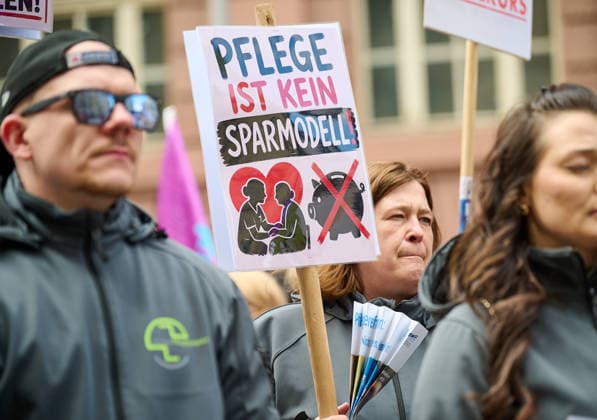 Nursing staff push for implementation of care reform on Tuesday 12 05 2026 in front of the Federal Ministry of Health in Berlin Nursing care is under pressure nationwide The announced reform is stil Copyright: epd-bild ChristianxDitsch epd-Tag_der_Pflege1-kopieren