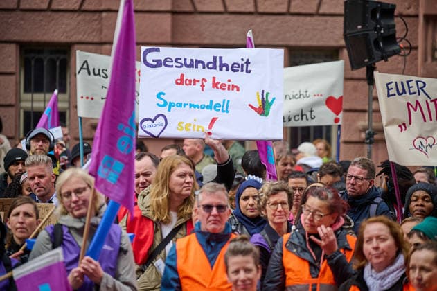 Nursing staff push for implementation of care reform on Tuesday 12 05 2026 in front of the Federal Ministry of Health in Berlin Nursing care is under pressure nationwide The announced reform is stil Copyright: epd-bild ChristianxDitsch epd-Tag_der_Pflege10-kopieren