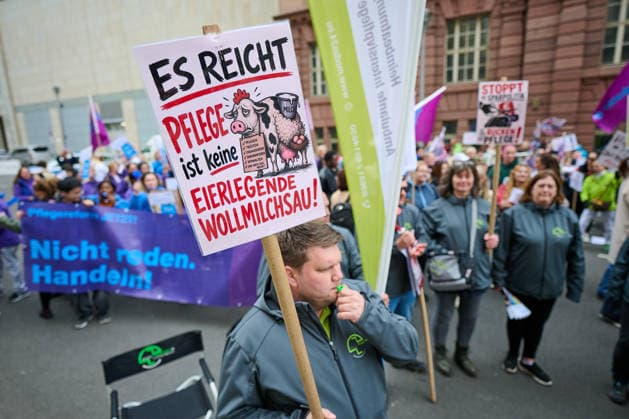 Nursing staff push for implementation of care reform on Tuesday 12 05 2026 in front of the Federal Ministry of Health in Berlin Nursing care is under pressure nationwide The announced reform is stil Copyright: epd-bild ChristianxDitsch epd-Tag_der_Pflege2-kopieren