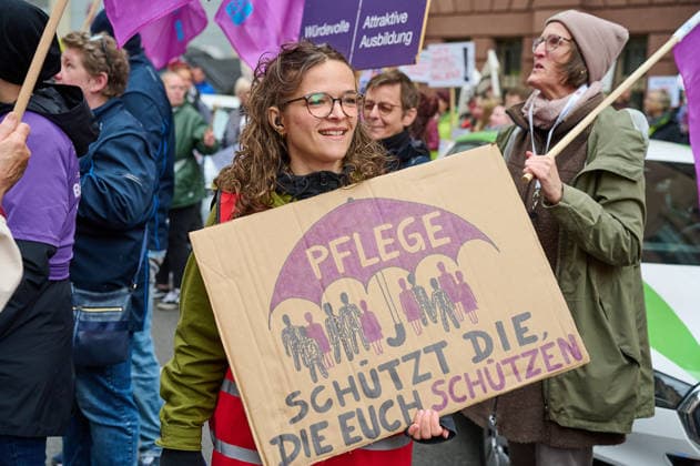 Nursing staff push for implementation of care reform on Tuesday 12 05 2026 in front of the Federal Ministry of Health in Berlin Nursing care is under pressure nationwide The announced reform is stil Copyright: epd-bild ChristianxDitsch epd-Tag_der_Pflege3-kopieren
