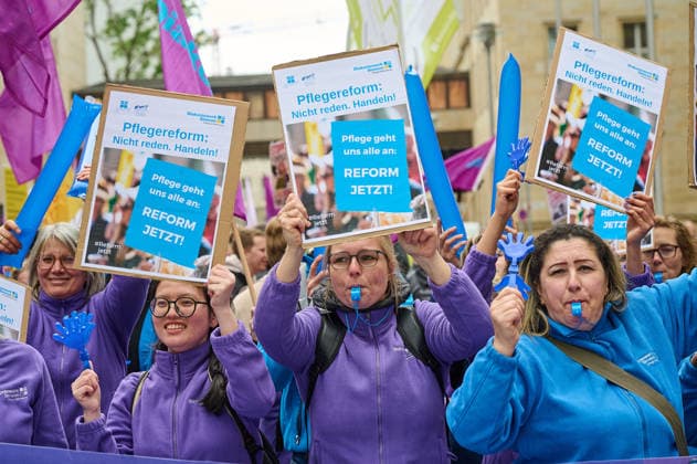 Nursing staff push for implementation of care reform on Tuesday 12 05 2026 in front of the Federal Ministry of Health in Berlin Nursing care is under pressure nationwide The announced reform is stil Copyright: epd-bild ChristianxDitsch epd-Tag_der_Pflege4-kopieren