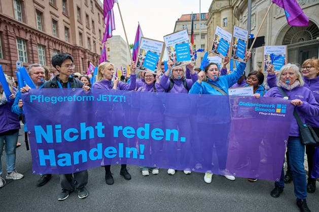 Nursing staff push for implementation of care reform on Tuesday 12 05 2026 in front of the Federal Ministry of Health in Berlin Nursing care is under pressure nationwide The announced reform is stil Copyright: epd-bild ChristianxDitsch epd-Tag_der_Pflege5-kopieren