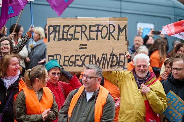 Nursing staff push for implementation of care reform on Tuesday 12 05 2026 in front of the Federal Ministry of Health in Berlin Nursing care is under pressure nationwide The announced reform is stil Copyright: epd-bild ChristianxDitsch epd-Tag_der_Pflege7-kopieren