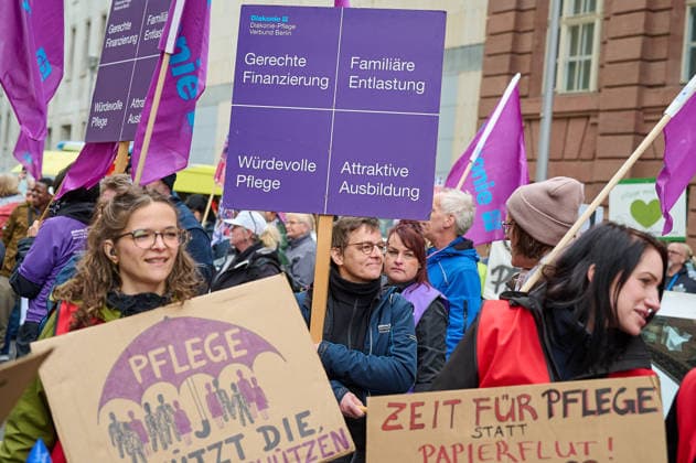 Nursing staff push for implementation of care reform on Tuesday 12 05 2026 in front of the Federal Ministry of Health in Berlin Nursing care is under pressure nationwide The announced reform is stil Copyright: epd-bild ChristianxDitsch epd-Tag_der_Pflege8-kopieren
