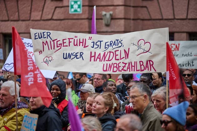 Nursing staff push for implementation of care reform on Tuesday 12 05 2026 in front of the Federal Ministry of Health in Berlin Nursing care is under pressure nationwide The announced reform is stil Copyright: epd-bild ChristianxDitsch epd-Tag_der_Pflege9-kopieren