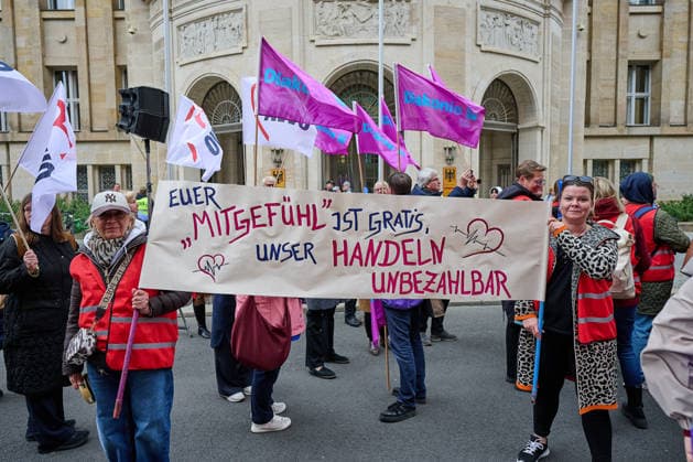 Nursing staff push for implementation of care reform on Tuesday 12 05 2026 in front of the Federal Ministry of Health in Berlin Nursing care is under pressure nationwide The announced reform is stil Copyright: epd-bild ChristianxDitsch D26D0512PflegeKuerzungenProtest104810