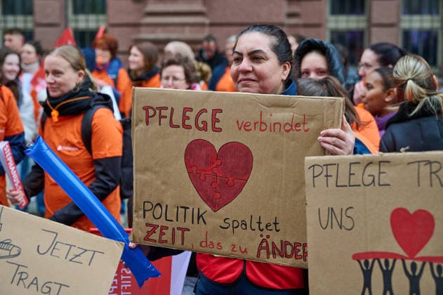 Nursing staff push for implementation of care reform on Tuesday 12 05 2026 in front of the Federal Ministry of Health in Berlin Nursing care is under pressure nationwide The announced reform is stil Copyright: epd-bild ChristianxDitsch D26D0512PflegeKuerzungenProtest104843