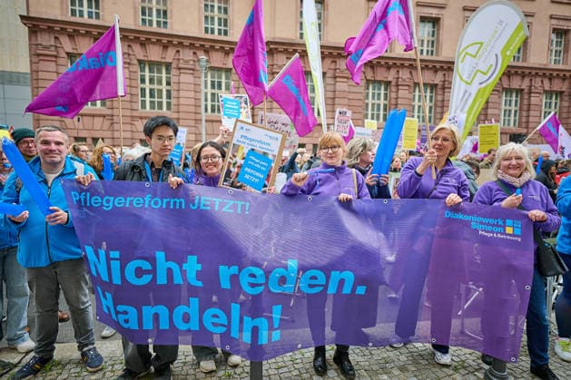 Nursing staff push for implementation of care reform on Tuesday 12 05 2026 in front of the Federal Ministry of Health in Berlin Nursing care is under pressure nationwide The announced reform is stil Copyright: epd-bild ChristianxDitsch D26D0512PflegeKuerzungenProtest105726