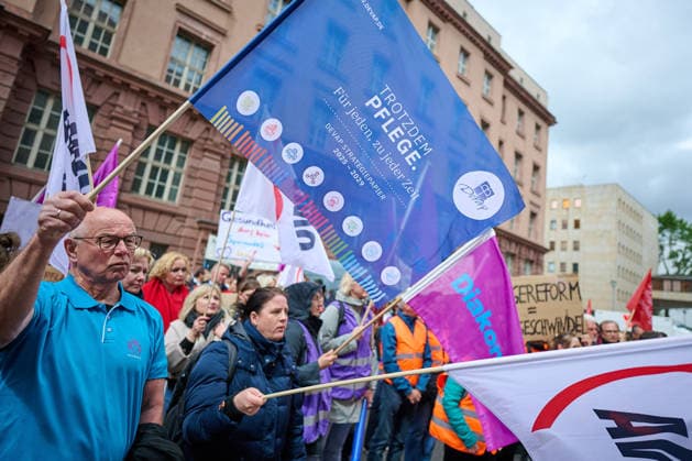 Nursing staff push for implementation of care reform on Tuesday 12 05 2026 in front of the Federal Ministry of Health in Berlin Nursing care is under pressure nationwide The announced reform is stil Copyright: epd-bild ChristianxDitsch D26D0512PflegeKuerzungenProtest111920