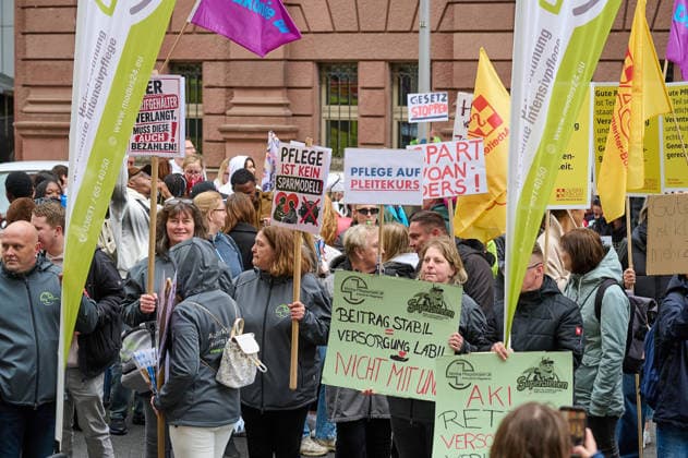 Nursing staff push for implementation of care reform on Tuesday 12 05 2026 in front of the Federal Ministry of Health in Berlin Nursing care is under pressure nationwide The announced reform is stil Copyright: epd-bild ChristianxDitsch D26D0512PflegeKuerzungenProtest105317
