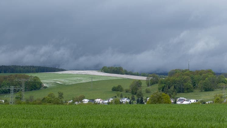 The ice saints hit the Ore Mountains with full force In the afternoon there was snow, storm, snow drifts and a winter storm down to 600 meters On the Fichtelberg there was a winter storm including a snowstorm at around 2 p.m. A f