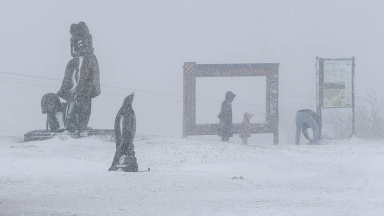 The ice saints hit the Ore Mountains with full force In the afternoon there was snow, storm, snow drifts and a winter storm down to 600 meters On the Fichtelberg there was a winter storm including a snowstorm at around 2 p.m. A f