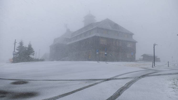 The ice saints hit the Ore Mountains with full force In the afternoon there was snow, storm, snow drifts and a winter storm down to 600 meters On the Fichtelberg there was a winter storm including a snowstorm at around 2 p.m. A f
