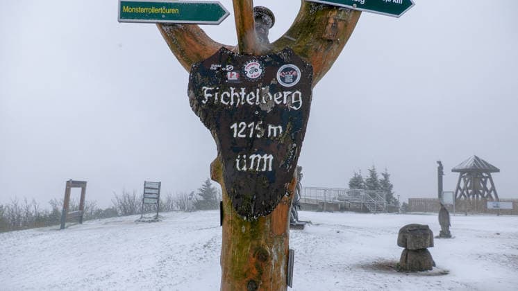 The ice saints hit the Ore Mountains with full force In the afternoon there was snow, storm, snow drifts and a winter storm down to 600 meters On the Fichtelberg there was a winter storm including a snowstorm at around 2 p.m. A f