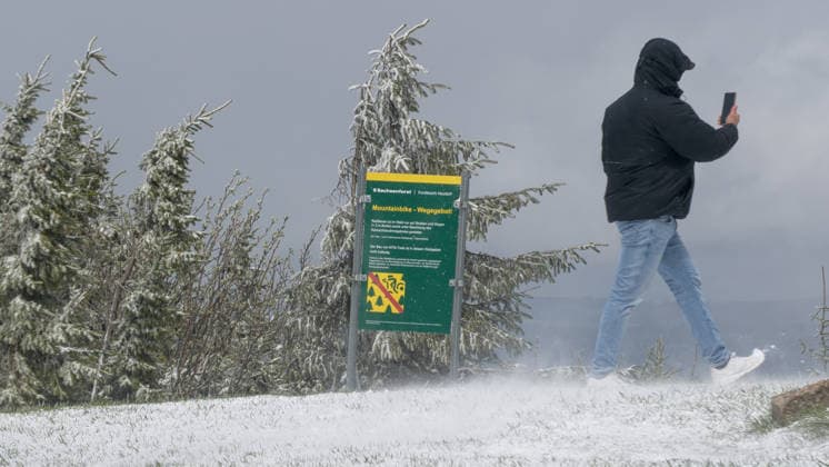 The ice saints hit the Ore Mountains with full force In the afternoon there was snow, storm, snow drifts and a winter storm down to 600 meters On the Fichtelberg there was a winter storm including a snowstorm at around 2 p.m. A f