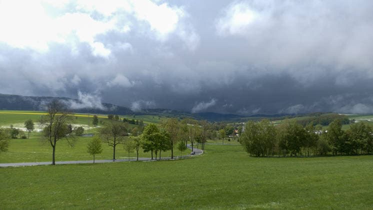 The ice saints hit the Ore Mountains with full force In the afternoon there was snow, storm, snow drifts and a winter storm down to 600 meters On the Fichtelberg there was a winter storm including a snowstorm at around 2 p.m. A f