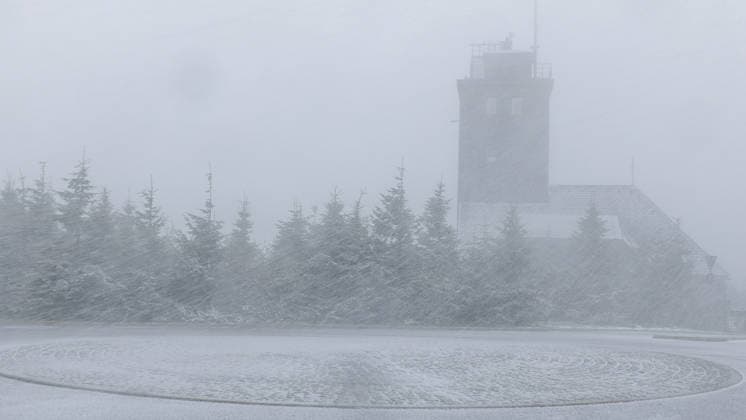 The ice saints hit the Ore Mountains with full force In the afternoon there was snow, storm, snow drifts and a winter storm down to 600 meters On the Fichtelberg there was a winter storm including a snowstorm at around 2 p.m. A f