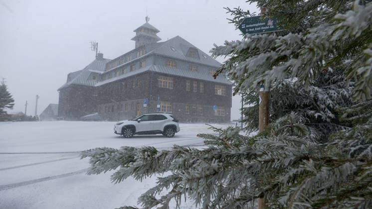 The ice saints hit the Ore Mountains with full force In the afternoon there was snow, storm, snow drifts and a winter storm down to 600 meters On the Fichtelberg there was a winter storm including a snowstorm at around 2 p.m. A f
