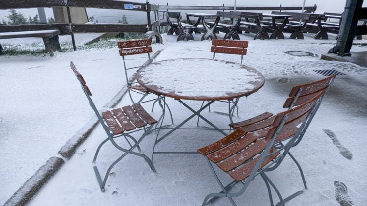 The ice saints hit the Ore Mountains with full force In the afternoon there was snow, storm, snow drifts and a winter storm down to 600 meters On the Fichtelberg there was a winter storm including a snowstorm at around 2 p.m. A f