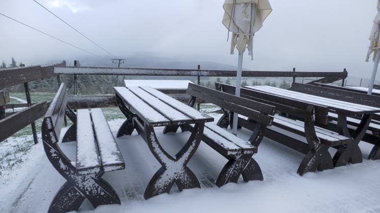 The ice saints hit the Ore Mountains with full force In the afternoon there was snow, storm, snow drifts and a winter storm down to 600 meters On the Fichtelberg there was a winter storm including a snowstorm at around 2 p.m. A f