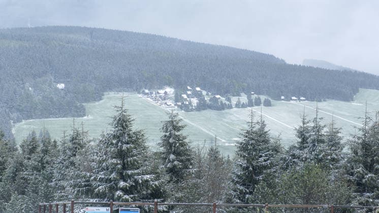 The ice saints hit the Ore Mountains with full force In the afternoon there was snow, storm, snow drifts and a winter storm down to 600 meters On the Fichtelberg there was a winter storm including a snowstorm at around 2 p.m. A f